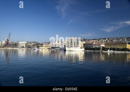 Vista panoramica al Porto di Rijeka e la nave Botel Marina Foto Stock