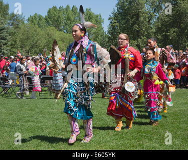 Ballerini indigeni in abiti tradizionali alla First Nations Powwow per celebrare il Canada Day nel parco cittadino Foto Stock