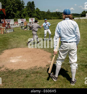 Mumford, New York, Stati Uniti d'America. 09Aug, 2014. Un Live Oak player è facilmente tagged dopo un mal consigliato dash verso casa piastra nella partita contro il Cleveland Blues al dodicesimo Annuale Nazionale della sfera in argento vintage Base torneo a sfera ha suonato presso il Genesee Country Village e Museo. Undici squadre da tutto il nord-est e del Midwest si sono riuniti per questa tre giorni, round robin tournament giocato da 1866 regole, compresi ''no guanti o altre apparecchiature di protezione'' consentita. Credito: Brian Cahn/ZUMA filo/Alamy Live News Foto Stock