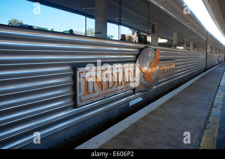 La Indian pacific treno a est della stazione di Perth in agosto 2014 Foto Stock