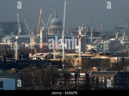 Gru dominare vedute di Londra cerca qui verso la Cattedrale di St Paul e il Tower Bridge Foto Stock