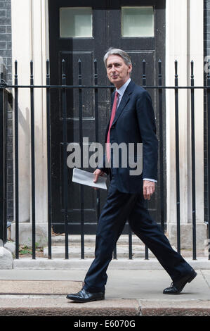 A Downing Street, Londra, Regno Unito. Il 9 agosto 2014. Il Segretario di Stato per gli affari esteri Philip Hammond lascia Downing Street dopo presiedere il governo di emergenza del cobra riunione per discutere la crisi in Iraq. Foto Stock