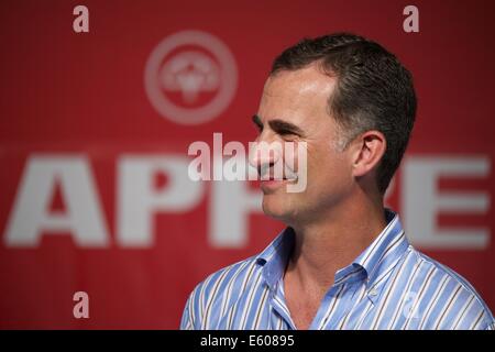 Palma de Mallorca, Spagna. Il 9 agosto, 2014. Il re Filippo VI di Spagna assiste la consegna alla cerimonia di premiazione della XXXIII Copa del Rey (Coppa del Re) Mapfre regata a ses Voltes il 9 agosto 2014 in Palma de Mallorca, Spagna. Credit: Jack Abuin/ZUMA filo/Alamy Live News Foto Stock