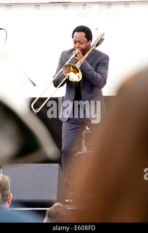 Brecon, Powys, Wales, Regno Unito. Il 9 agosto 2014. Trombonista Dennis Rollins' del trio di velocità di riproduzione a Capitani a piedi al trentesimo Brecon Jazz Festival. Credito: Graham M. Lawrence/Alamy Live News. Foto Stock