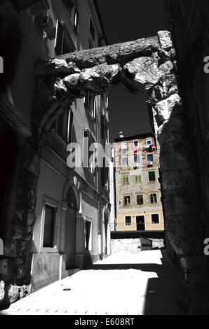 Il vecchio Gateway o Arco romano,l'entrata principale per la città antica di Rijeka, Croazia Foto Stock