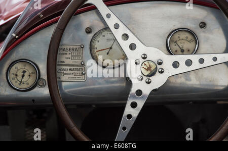 1954 Maserati 250f Grand Prix racing car volante e sul cruscotto Foto Stock