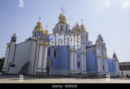 San 8 Ago, 2014. Michael's Cathedral -- la parrocchia di San Michele Golden-Domed monastero è il corretto funzionamento di un monastero a Kyiv, la capitale di Ucraina. Il monastero si trova sulla riva destra del fiume Dnieper sul bordo di una scogliera a nord-est di Saint Sophia Cattedrale. La cattedrale originale fu demolita dalle autorità sovietiche nel 1930, ma è stato ricostruito e aperto nel 1999 dopo l'indipendenza ucraina nel 1991. © Igor Golovniov/ZUMA filo/Alamy Live News Foto Stock