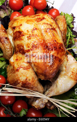 Piatto di delizioso pollo arrosto della Turchia con insalata e pomodori rossi sulla vite. Foto Stock