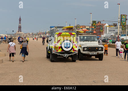 Blackpool Beach patrol veicoli di soccorso sul lungomare Foto Stock