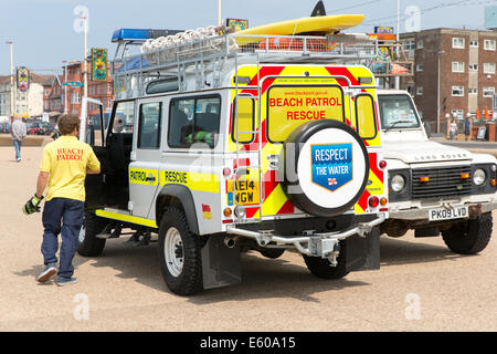 Blackpool Beach patrol veicoli di soccorso sul lungomare Foto Stock