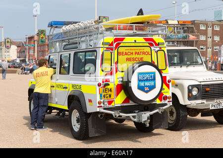 Blackpool Beach patrol veicoli di soccorso sul lungomare Foto Stock