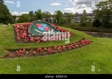 Il Kendal Stemma comunale su un display floreale in corrispondenza di una delle strade principali che conducono nel centro città Foto Stock