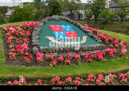 Il Kendal Stemma comunale su un display floreale in corrispondenza di una delle strade principali che conducono nel centro città Foto Stock