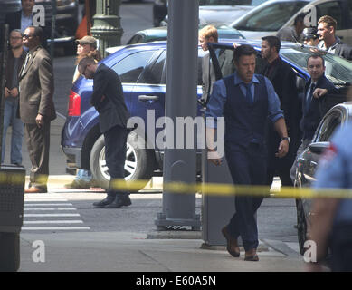 Detroit, Michigan, Stati Uniti d'America. Il 9 agosto, 2014. Attore BEN AFFLECK, come Batman, film una scena da "Batman v Superman: Alba di giustizia' nelle strade del centro cittadino di Detroit. Credito: Mark Bialek/ZUMA filo/Alamy Live News Foto Stock