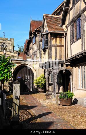 Vista del Lord Leycester Hospital e St James cappella lungo High Street, Warwick, Warwickshire, Inghilterra, Regno Unito, Europa occidentale. Foto Stock