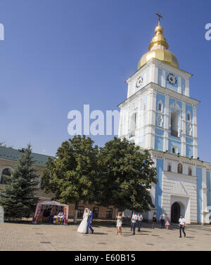 Matrimonio in monastero. 8 Ago, 2014. -- La Parrocchia di San Michele Golden-Domed monastero è il corretto funzionamento di un monastero a Kyiv, la capitale di Ucraina. Il monastero si trova sulla riva destra del fiume Dnieper sul bordo di una scogliera a nord-est di Saint Sophia Cattedrale. La cattedrale originale fu demolita dalle autorità sovietiche nel 1930, ma è stato ricostruito e aperto nel 1999 dopo l'indipendenza ucraina nel 1991. © Igor Golovniov/ZUMA filo/Alamy Live News Foto Stock