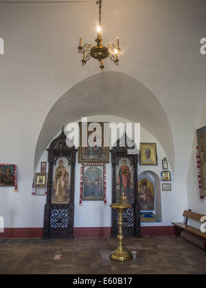 Il interioor della chiesa di San 8 Ago, 2014. John Divine -- la parrocchia di San Michele Golden-Domed monastero è il corretto funzionamento di un monastero a Kyiv, la capitale di Ucraina. Il monastero si trova sulla riva destra del fiume Dnieper sul bordo di una scogliera a nord-est di Saint Sophia Cattedrale. La cattedrale originale fu demolita dalle autorità sovietiche nel 1930, ma è stato ricostruito e aperto nel 1999 dopo l'indipendenza ucraina nel 1991. © Igor Golovniov/ZUMA filo/Alamy Live News Foto Stock