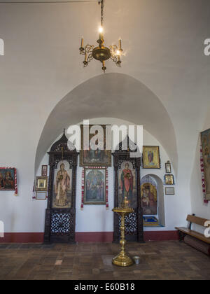 Il interioor della chiesa di San 8 Ago, 2014. John Divine -- la parrocchia di San Michele Golden-Domed monastero è il corretto funzionamento di un monastero a Kyiv, la capitale di Ucraina. Il monastero si trova sulla riva destra del fiume Dnieper sul bordo di una scogliera a nord-est di Saint Sophia Cattedrale. La cattedrale originale fu demolita dalle autorità sovietiche nel 1930, ma è stato ricostruito e aperto nel 1999 dopo l'indipendenza ucraina nel 1991. © Igor Golovniov/ZUMA filo/Alamy Live News Foto Stock