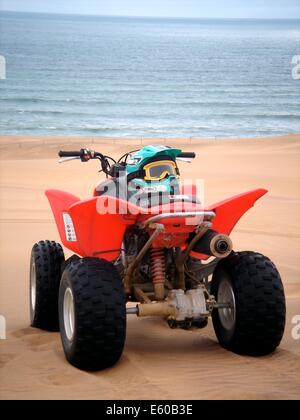 ATV quad biking attraverso le dune di sabbia del deserto del Namib, nei pressi di Swakopmund, Namibia Foto Stock