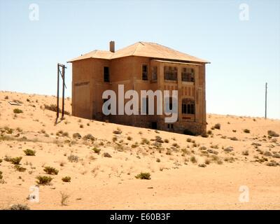 Kolmanskop, abbandonati città mineraria in sul bordo del Serrgerbiet, vicino a Luderitz, Namibia Foto Stock