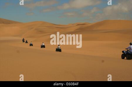 ATV quad biking attraverso le dune di sabbia del deserto del Namib, nei pressi di Swakopmund, Namibia Foto Stock