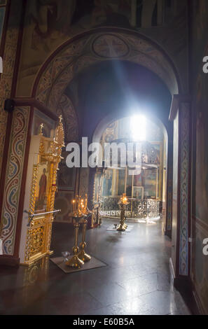 Il credente prega in San 8 Ago, 2014. Michael's Cathedral -- la parrocchia di San Michele Golden-Domed monastero è il corretto funzionamento di un monastero a Kyiv, la capitale di Ucraina. Il monastero si trova sulla riva destra del fiume Dnieper sul bordo di una scogliera a nord-est di Saint Sophia Cattedrale. La cattedrale originale fu demolita dalle autorità sovietiche nel 1930, ma è stato ricostruito e aperto nel 1999 dopo l'indipendenza ucraina nel 1991. © Igor Golovniov/ZUMA filo/Alamy Live News Foto Stock