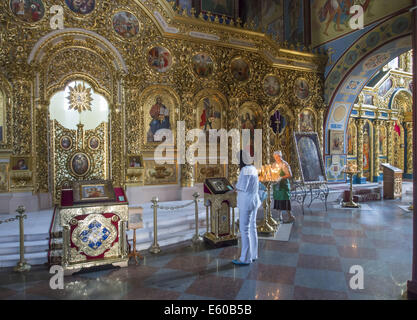 Il credente prega in San 8 Ago, 2014. Michael's Cathedral -- la parrocchia di San Michele Golden-Domed monastero è il corretto funzionamento di un monastero a Kyiv, la capitale di Ucraina. Il monastero si trova sulla riva destra del fiume Dnieper sul bordo di una scogliera a nord-est di Saint Sophia Cattedrale. La cattedrale originale fu demolita dalle autorità sovietiche nel 1930, ma è stato ricostruito e aperto nel 1999 dopo l'indipendenza ucraina nel 1991. © Igor Golovniov/ZUMA filo/Alamy Live News Foto Stock