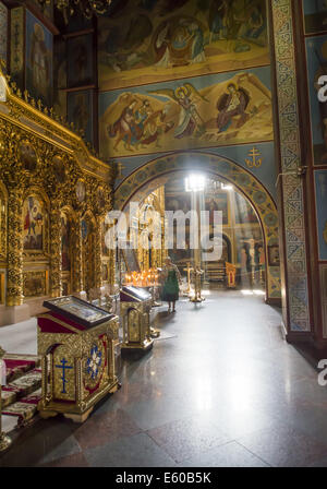 Il credente prega in San 8 Ago, 2014. Michael's Cathedral -- la parrocchia di San Michele Golden-Domed monastero è il corretto funzionamento di un monastero a Kyiv, la capitale di Ucraina. Il monastero si trova sulla riva destra del fiume Dnieper sul bordo di una scogliera a nord-est di Saint Sophia Cattedrale. La cattedrale originale fu demolita dalle autorità sovietiche nel 1930, ma è stato ricostruito e aperto nel 1999 dopo l'indipendenza ucraina nel 1991. © Igor Golovniov/ZUMA filo/Alamy Live News Foto Stock