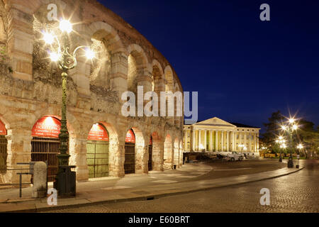 L'Arena Romana e il Palazzo Barbieri, Piazza Bra, Verona, Italia. Foto Stock