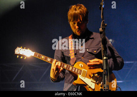 Belfast, Irlanda del Nord. 09/08/2014. Andrew White suona la chitarra per il Kaiser Chiefs Foto Stock