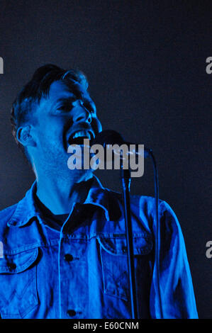 Belfast, Irlanda del Nord. 09/08/2014. Ricky Wilson e il Kaiser Chiefs giocare Feile un Phobail Foto Stock