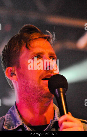 Belfast, Irlanda del Nord. 09/08/2014. Ricky Wilson e il Kaiser Chiefs giocare Feile un Phobail Foto Stock