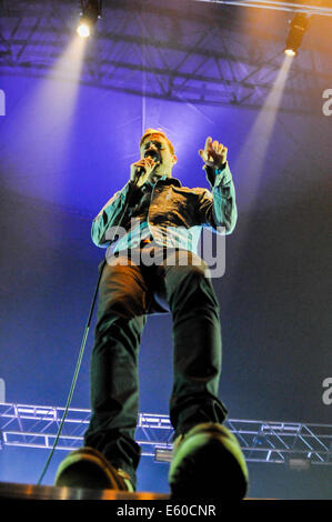 Belfast, Irlanda del Nord. 09/08/2014. Ricky Wilson e il Kaiser Chiefs giocare Feile un Phobail Foto Stock