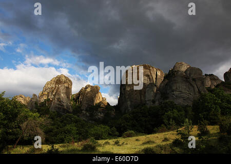 Tempesta in arrivo su affioramenti di rocce di Meteora, Grecia Foto Stock