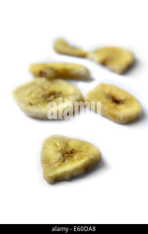 Banane essiccate isolati su sfondo bianco Foto Stock