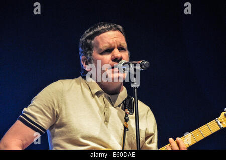 Belfast, Irlanda del Nord. 09/08/2014. 'Monkeeman', fascia comprendente tre dall'Irlanda del Nord, con la cantante tedesco Ralf Luebke, play Feile un Phobail Foto Stock