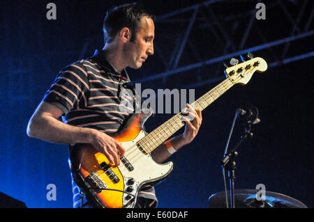 Belfast, Irlanda del Nord. 09/08/2014. 'Monkeeman', fascia comprendente tre dall'Irlanda del Nord, con la cantante tedesco Ralf Luebke, play Feile un Phobail Foto Stock