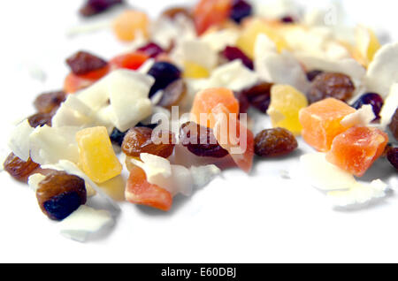 Frutta secca isolati su sfondo bianco Foto Stock