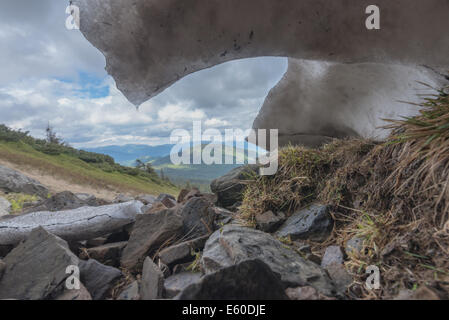 La montagna attraverso il ghiacciaio dell'estate Foto Stock