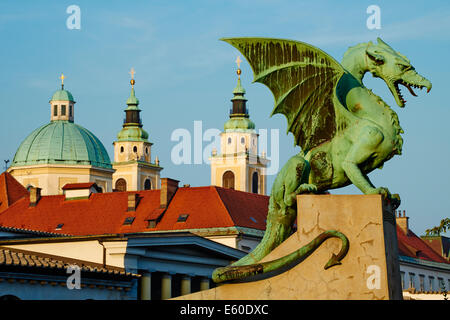 La Slovenia Ljubljana, Dragon ponte e la chiesa di San Nicola Foto Stock
