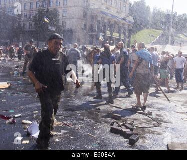 Kiev, Ucraina. Il 7 agosto, 2014. Gli attivisti sullo sfondo di pneumatici bruciati. Gli attivisti e le forze di polizia hanno si scontrarono nella capitale ucraina il centro dopo i lavoratori comunali hanno cercato di smantellare il camp. Ne consegue un mese-vecchio conflitto sul campo con l'amministrazione della città. © Igor Golovniov/ZUMA filo/Alamy Live News Foto Stock