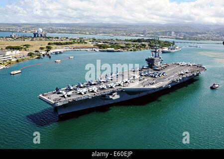 US Navy portaerei nucleare USS Ronald Reagan si diparte la base comune perla Harbor-Hickam dopo aver partecipato a bordo del pacifico esercizio Agosto 3, 2014 a Honolulu, Hawaii. Foto Stock