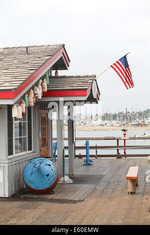 Il Santa Barbara Crostacei Azienda negozio di pesce e un ristorante su Stern's Wharf a Santa Barbara, CA, Stati Uniti d'America Foto Stock