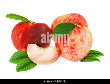 Pesche fresche di frutta con taglio e foglie verdi isolati su sfondo bianco. Primo piano. Foto Stock