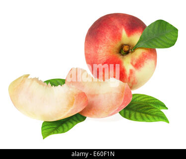 Pesche fresche di frutta con taglio e foglie verdi isolati su sfondo bianco. Primo piano. Foto Stock