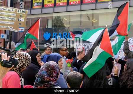 Manchester, Regno Unito. Il 9 agosto 2014. Centinaia di manifestanti Pro-Palestinian protesta al di fuori di Barclays Bank in Market Street. I manifestanti accusano la banca di favorire l'occupazione israeliana di Gaza. Credito: Realimage/Alamy Live News Foto Stock