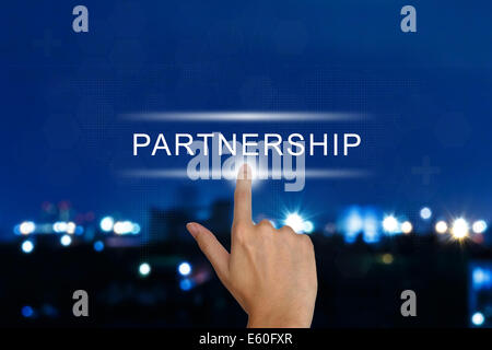 Mano facendo clic sul pulsante di partenariato su un interfaccia touch-screen Foto Stock