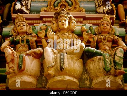 Gli intricati intagli raffigurante Shiva e Ganesh presso il Tempio Kapaleeshwarar, Chennai, India Foto Stock