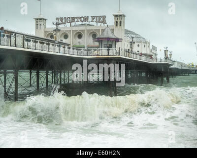 Brighton, East Sussex, Regno Unito. 10 Agosto, 2014. Regno Unito condizioni meteo difficili come tempesta Bertha hits Brighton Pier, provocando un enorme onde ad alta marea e piogge torrenziali. Credito: Julia Claxton/Alamy Live News Foto Stock