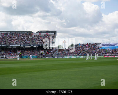 Manchester, Regno Unito.Inghilterra battitore Jos Buttler rivolta bowler nella quarta prova del Cricket Manchester Old Trafford, fila di slittamento fielders in attesa di una cattura oppportunity Sabato 9 Agosto 2014 Foto Stock